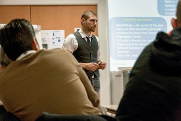 François Roques anime des stages d'information sur le « métier ».