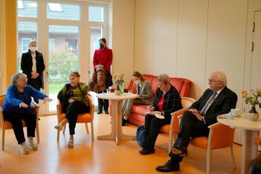 Susana Neyman, Swetlana Sabudkina and Lilia Vaksman tell German President Frank-Walter Steinmeier how they fled Ukraine.