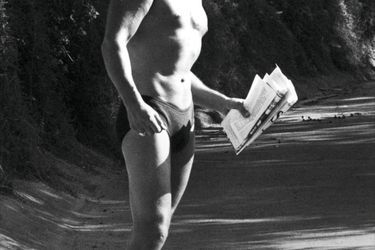 Surprise Sylvester Stallone in a T-shirt, in his son's magazine, devant chez lui, à Malibu, 1979.