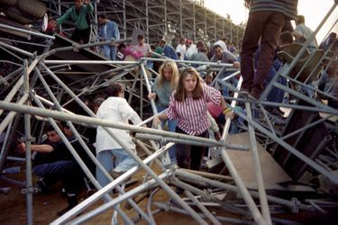 For this Bastia-Marseille clash, the leaders of the Bastia club decided, in order to fit out 10,000 additional seats, to replace the old stand in less than a week with temporary bleachers resembling giant scaffolding.