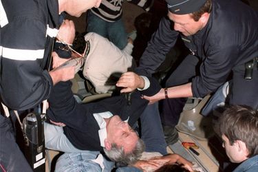 To horror, they oppose the surge of solidarity. Surviving spectators, firefighters, CRS and rescue workers will take hours to pull the victims out of the metal trap of the collapsed grandstand.