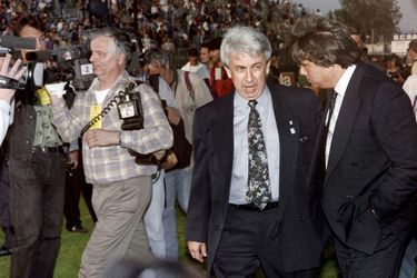A few minutes before the tragedy, Bernard Tapie, Minister of the City and boss of Olympique de Marseille, discusses with the president of SC Bastia, Jean-François Filippi. The latter will be shot on December 26, 1994, at dawn in front of his house in Lucciana, by a sniper.