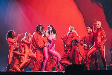 Dua Lipa était entourée de ses danseurs dimanche soir à Paris.