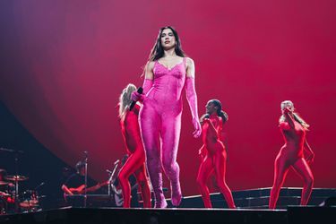 Dua Lipa sur scène à Paris dimanche soir.