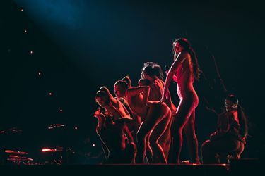 Dua Lipa sur scène à Paris dimanche soir.