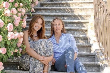 Carla ir Anaïs ant dvigubo skrydžio laiptų, prie įėjimo į pilį, kuri dabar yra visiškai išnuomota.