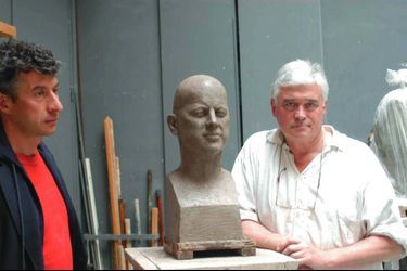 En 2004, Maurizio Cattelan (à g.) et Daniel Druet travaillent sur