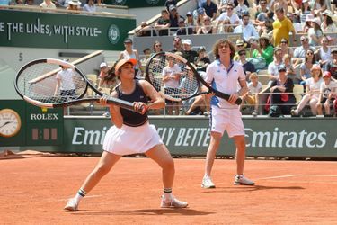 Shirine Boutella and César de Rummel have fun with giant rackets.