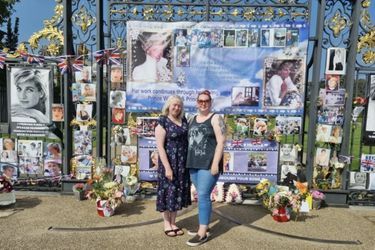 In front of Kensington Palace to pay tribute to Maria Scott and her daughter Amy Diana