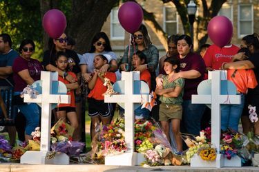 White crosses and stuffed animals. Meditation time for the inhabitants of Uvalde, 26 May.