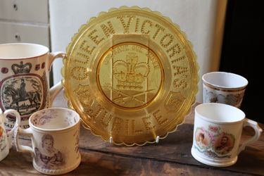 Mugs, plats et porcelaines fines ont toujours fait le bonheur des fans de la royauté.