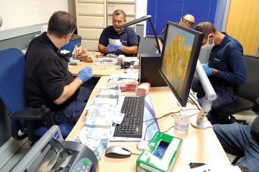 Small cuts but big loot.  Customs officers in Hendaye count and seal 1.12 million euros seized from a vehicle on January 7.