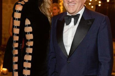 Hyper-sexy en robe Saint Laurent.  Avec François-Henri Pinault, fils père, à la remise du prix Women in Motion par Kering, à Cannes le 22 mai.