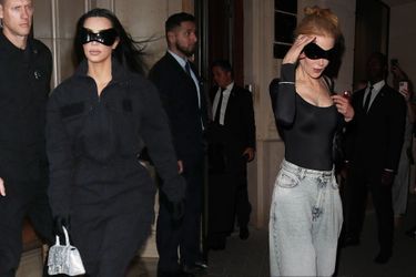 Nicole Kidman and Kim Kardashian adopt the same futuristic sunglasses signed Balenciaga.