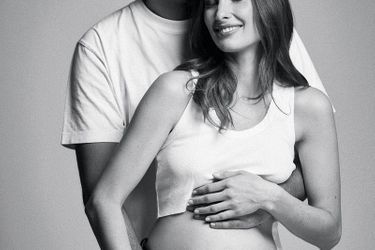 La fille aînée de David Hallyday et Estelle Lefébure a naissance donnée à un garçon le 2 juillet. Le premier arrière-petit-fils de Johnny Hallyday. Ici avec son mari le banquier Kamran Ahmed.