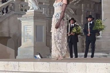 Deva Cassel au défilé Dolce & Gabbana, soutenue par son petit ami Luca, le 9 juillet 2022 en Sicile.