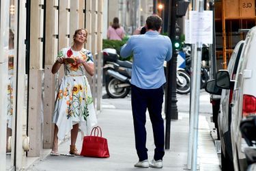 Casual all the way… in an Oscar de la Renta dress and Hermès croco Birkin bag.
