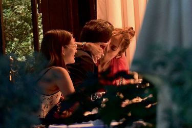 Under the amused eyes of Violet, the daughter of the 49-year-old actor, two lovers full of appetite at the restaurant Le Matignon.