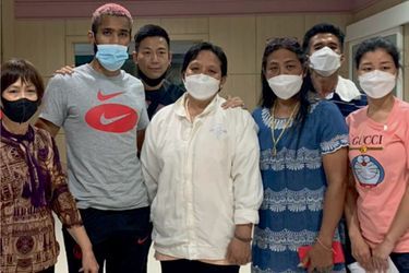 Before returning to France, he met the mother (in white) and the wife (pink) of his opponent, then between life and death, and gave them his victory bonus of 270 euros.