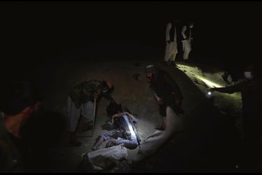 “Cleaning” operation. To escape the militiamen, some try to hide under the rubbish.