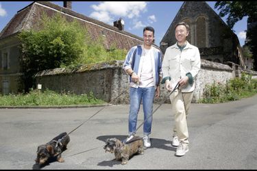 À l’heure de la promenade avec Scoop et Mirza devant l’église abbatiale de Thiron-Gardais.