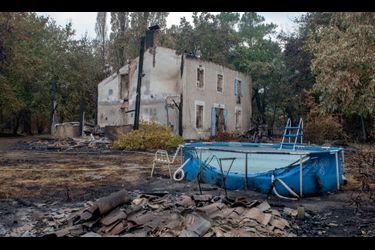 El fuego hizo esta pequeña propiedad en un pueblo de Belin-Béliet.  Para las víctimas, a quienes se les permitió regresar el 14 de agosto, lo más difícil está por comenzar.