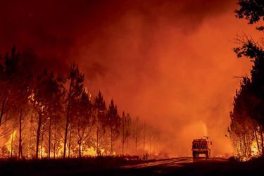 Tormenta de fuego cerca de Saint-Magne, donde el fuego continuó el 9 de agosto. Más de 1.000 bomberos se movilizarán a la zona.