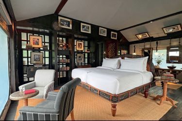 Bill Bensley, the creator of the place, built his reputation as an interior designer by composing decorations on the theme of oriental travel.  Here the room of the lodge n° 14.