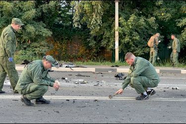 Le lendemain, des enquêteurs examinent les debris après l'explosion, à 40 kilometers au sud-ouest de Moscou.