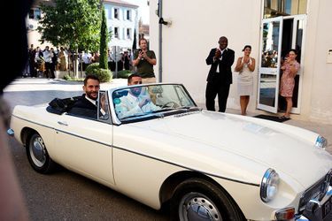 Mariés, les amoureux sont repartis au volant d'un cabriolet.