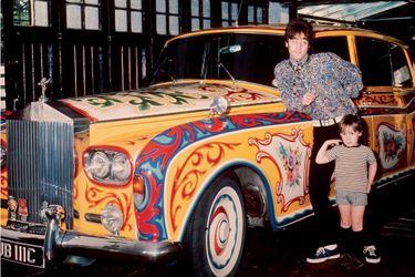 Far og sønn i Liverpool, foran John's Rolls Royce...