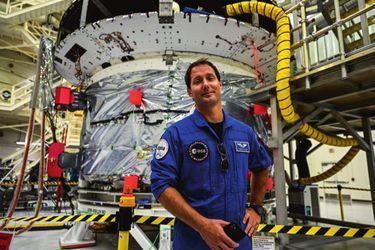 Before manned flights, a very attentive astronaut: Thomas Pesquet, in front of the European module for the Artemis II mission at the Kennedy Space Center, on August 28.