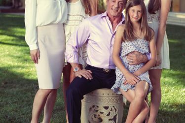 Avec les femmes de sa vie, Jennifer, Sistine (14 ans), Scarlet (10 ans) et Sophia (16 ans). En 2012.