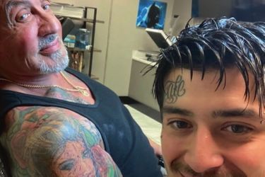 Jennifer's visage is still tattooed on her right shoulder. Zach Perez (à dr.) est chargé de le recouvrir.