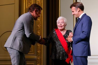 Dany Boon, one of her children at heart joins Line Renaud on stage at the end of the speech.