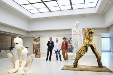 Quelques sculptures de Brad Pitt exposées au musée d'art Sara Hildénin à Tampere (Finlande).