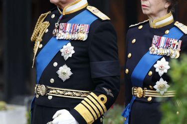Ona je druga žena koja bdije nad Charlesom. Briga ga čak može natjerati da zaboravi vlastitu bol.