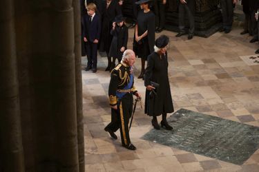 Kong Charles III og Queen Consort Camilla når de går inn i Westminster Abbey. Bak, George, Charlotte og Meghan.