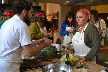Valérie Damidot lytter til rådene fra kokken Merouan Bounekraf under et matlagingsverksted for Weight Watchers i Paris 4. oktober 2022.
