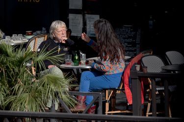 På terrassen til Boa, i Montparnasse-distriktet, hadde han ofte blitt sett alene. Fra gammel historie.