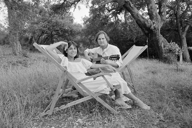 Jean-Jacques Debout and Chantal Goya on vacation at the Mas de Chastelas, in June 1978.