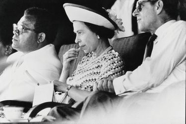 Elizabeth II in Fiji (opposite), February 1977. Lilibet began applying lipstick to signal to the royal staff that she wanted to leave the building.