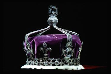 La couronne de la reine Elizabeth, la mère d’Elizabeth II, ornée de 2 200 diamants, dont le célèbre Koh-i-Noor (à dr.). Camilla doit la porter le jour du sacre de Charles III, le 6 mai 2023.