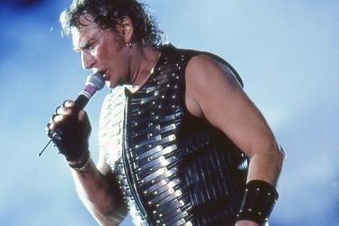 Comble de l'attitude rock 'n' roll pointue, le rockeur a enflammé le Parc des Princes avec une guitare au corps métallique assortie aux steel drums de son héros Leather.