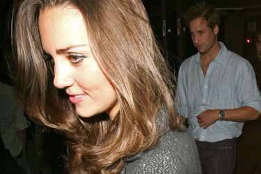 Kate Middleton et le prince William quittent la discothèque Boujis à Kensington et sont emmenés à Clarence House.  Londres, en 2007.