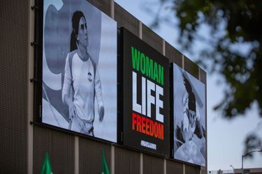 Le visage de la grimpeuse Elnaz Rekabi est affiché sur un panneau à Sacramento, en Californie, en soutien au combat des Iraniennes.