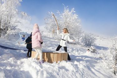 La compétition continue, à coups de boules de neige ou de pêche au gros.