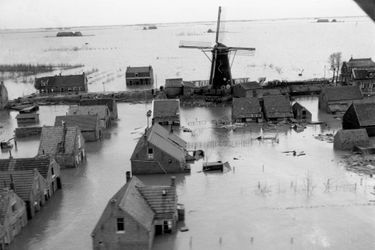 Het ondergelopen dorp Ot-Tonge op 1 februari 1953