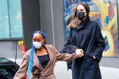 Angelina Jolie à New York avec Maddox et Zahara, cheveux bleus
