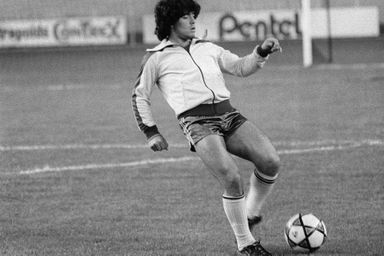 Diego Maradona, en septembre 1981 au Parc des Princes, lors d'une rencontre entre le Paris Saint-Germain et Boca Juniors.